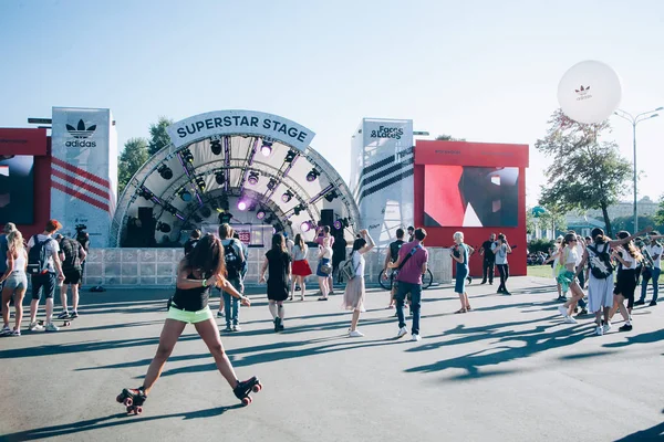 Moskova - 8 Ağustos, 2015: Festivali ve dantel 2015 Faces ünlü Gorki Park adlı gerçekleşti ve markalar yüzlerce ve binlerce genç toplandı
