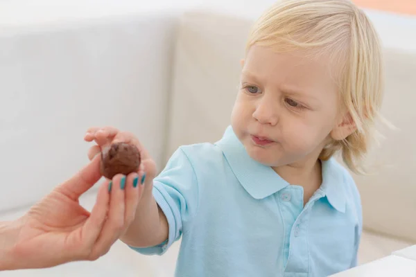 Vicces Kis Szőke Fiú Kávézóban Fényes Nyári Nap — Stock Fotó