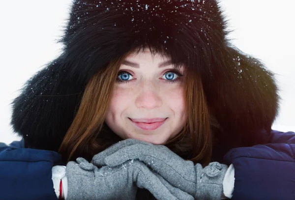 Menina Bonito Com Olhos Azuis Brilhantes Cabelos Vermelhos — Fotografia de Stock