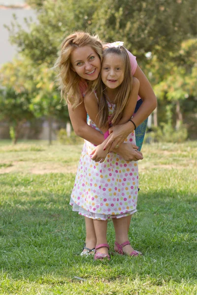 Mooie Jonge Dame Haar Schattige Kinderen Poseren Het Groene Park — Stockfoto