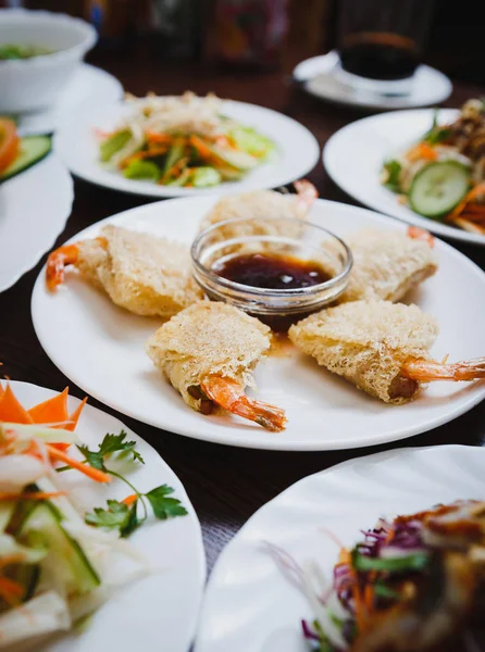 Rolos Camarão Crocante Molho Servido Placa Branca Restaurante Tradicional Vietnamita — Fotografia de Stock