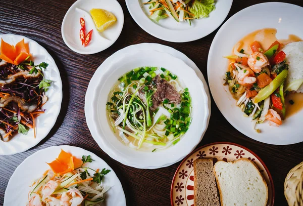 베트남 메뉴의 비즈니스 Asia Enjoy 쇠고기 국수와 수프에서 샐러드 접시입니다 — 스톡 사진