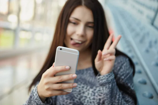 Αστεία Νεαρή Μελαχρινή Κοπέλα Λήψη Selfie Φωτογραφία Την Σύγχρονη Έξυπνο — Φωτογραφία Αρχείου