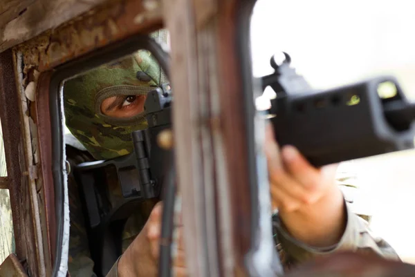 Perigoso Alvo Terrorista Com Uma Espingarda Numa Construção Arruinada — Fotografia de Stock