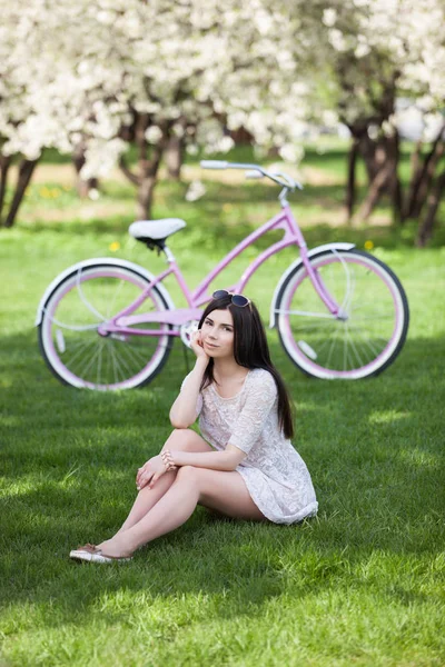 Jolie Jeune Fille Avec Vélo Rose Passer Temps Libre Dans — Photo