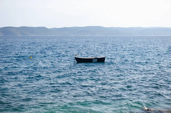 Brela 克罗地亚 6月26日 在海上漂流的小船 美丽的旅游目的地为暑假 租一艘船潜水和钓鱼的度假邮轮 — 图库照片