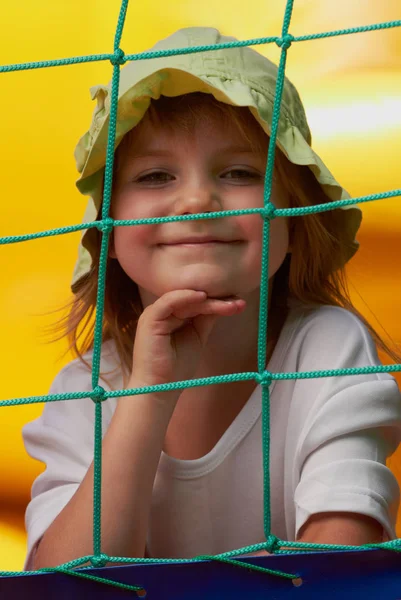 Hübsches Junges Mädchen Posiert Einer Hüpfburg Einem Sonnigen Tag Mit — Stockfoto