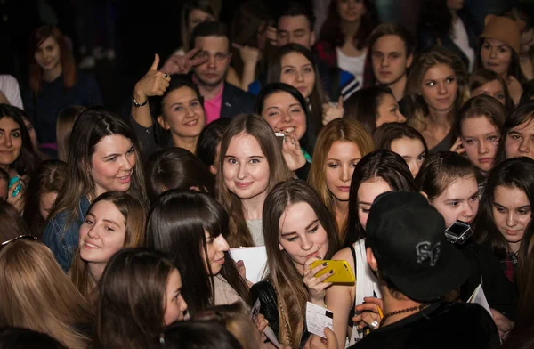モスクワ 2015 人気のあるロシア歌手 Kravz を与えるサインをラップし ナイトクラブで音楽ファンと写真を撮る — ストック写真