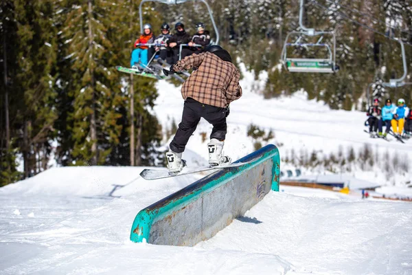 Bukovel Ucraina Marzo 2018 Snowboard Pro Rider Esegue Trucco Macinare — Foto Stock