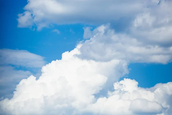 Όμορφη Μπλε Ουρανός Άσπρο Φουντωτό Σύννεφα — Φωτογραφία Αρχείου