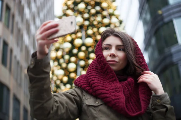 Young Brunette Girl Posing Brightly Decorated Christmas Tree Outdoors — Stock Photo, Image