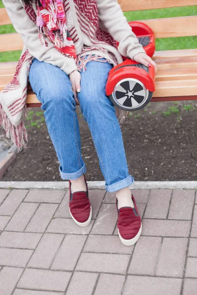 Menina Estilo Boho Roupa Sentada Banco Com Moderno Mini Segway — Fotografia de Stock