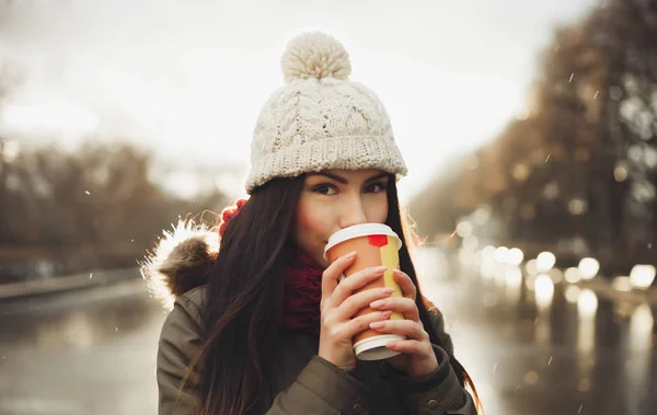 Ładna Młoda Biała Dziewczyna Pić Gorącą Kawę Zewnątrz Atrakcyjna Kobieta — Zdjęcie stockowe