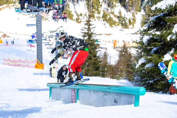 Bukoveľ Ukrajina Března 2018 Snowboard Pro Jezdec Provádí Grind Trik — Stock fotografie