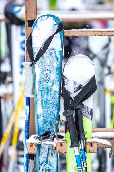 Bukovel Ucrania Marzo 2018 Stand Con Esquís Alquiler Bukovel Winter —  Fotos de Stock