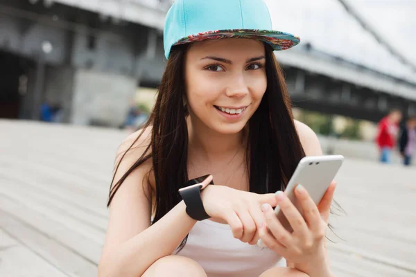 Attractive White Brunette Girl Using Her Phablet Smartphone Dual Rear — Stock Photo, Image