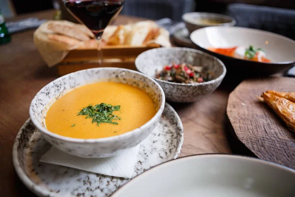 Soupe Géorgienne Traditionnelle Maïs Orange Dans Bol Marbre Gris Servi — Photo