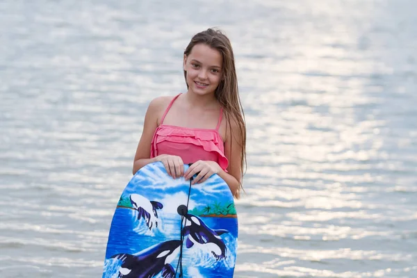 Mooie Tiener Meisje Met Haar Bestuur Surfen Het Strand — Stockfoto