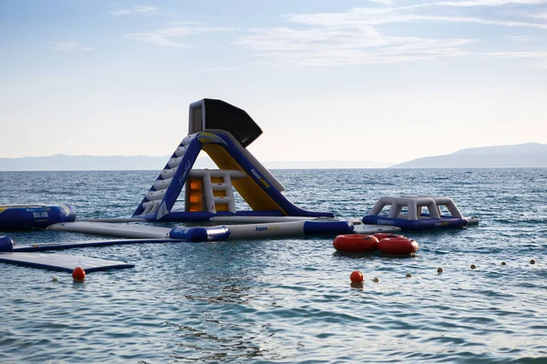 Makarska Croatia Junho 2017 Parque Infantil Inflável Praia Mar Adriático — Fotografia de Stock