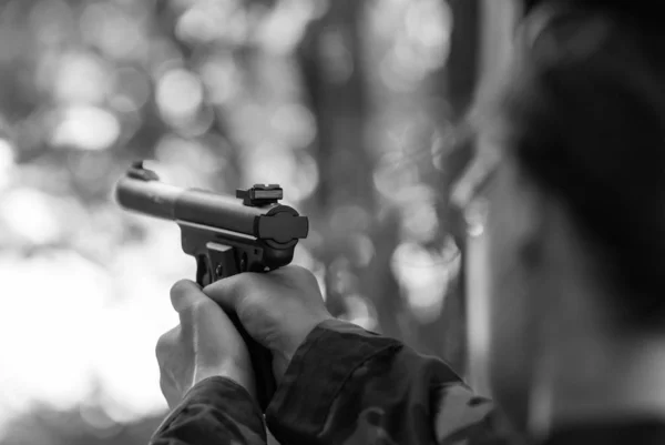 Una Chica Con Arma Podría Ser Muy Seria — Foto de Stock