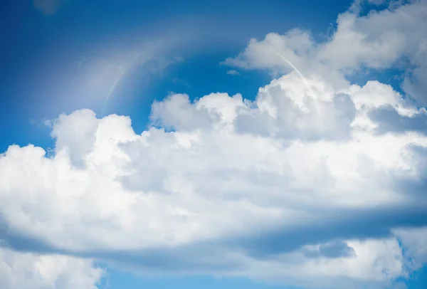 Schöner Bewölkter Himmel Einem Sonnigen Sommertag Natürliche Strahlende Und Lebendige — Stockfoto