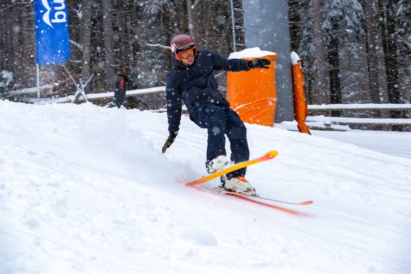 Bukovel Ukrajna Március 2018 Ingyenes Síbusz Esik Rámpa Bukovel Winter — Stock Fotó