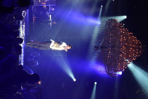 그리스 가수인 사키스 루바스 가2012 그리스 아테네의 스즈키에서 무대에서 공연하는 — 스톡 사진