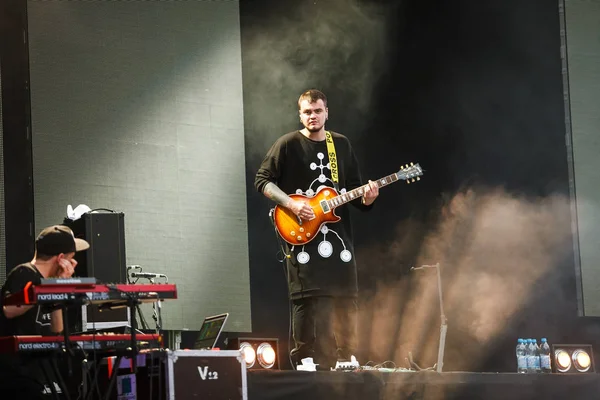 Moscú Junio 2016 Guitarrista Eléctrico Tocando Directo Escenario Durante Evento — Foto de Stock