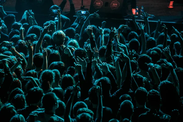 莫斯科 2016年12月3日 夜总会拥挤的舞池 在夜总会举行大型现场音乐表演 人们在音乐会上玩得很开心 节日期间的人群太多 歌迷挥手致意 最喜欢的歌手唱流行歌曲 — 图库照片