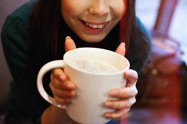 Fiatal Gyönyörű Lány Élvezi Nagy Bögre Kávét Kávézóban — Stock Fotó