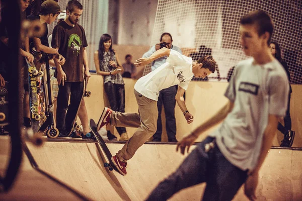 Москва Вересня 2015 Року Скейтбордистів Конкурувати Skate Конкурсу Критий Скейтпарк — стокове фото
