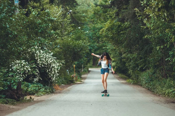 Giovane Bella Donna Forma Skateboard Nel Parco — Foto Stock