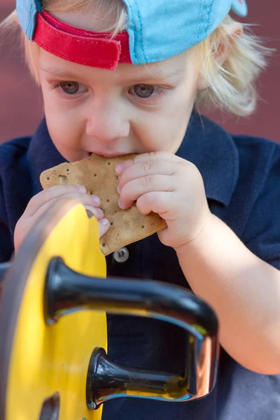 Porträtt Sötaste Blond Pojke Äta Läckra Cookie Lekplatsen — Stockfoto