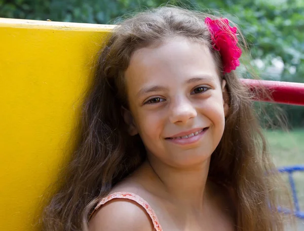 Nettes Kleines Schulmädchen Sommertag Auf Dem Spielplatz — Stockfoto