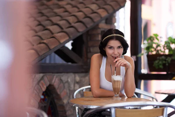 Porträt Eines Schönen Jungen Mädchens Das Einem Sommerrestaurant Freien Sitzt — Stockfoto