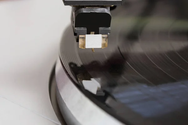 ターン テーブル アナログ レコード プレーヤーがビニール ディスクの音楽を再生します 針に焦点を当てる — ストック写真