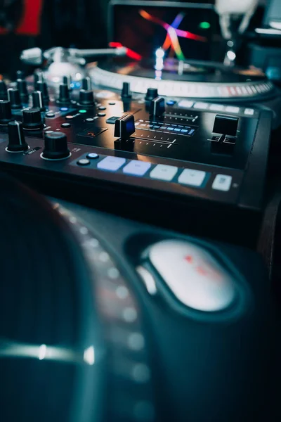 ターン テーブル ビニール レコード プレーヤーとサウンド ミキシング コント ローラー アナログと音楽をプレイする のデジタル — ストック写真