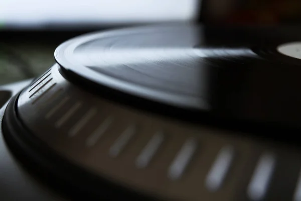 光盘骑师的专业音响设备 转盘乙烯基唱片播放器和两个声道混音控制器 — 图库照片