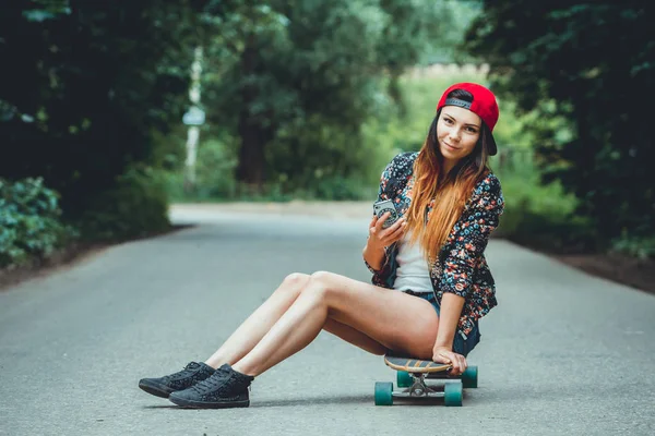 Joven Hermosa Mujer Forma Con Monopatín Parque —  Fotos de Stock