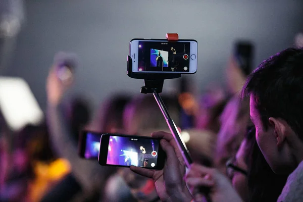 莫斯科 2016年11月30日 夜总会的舞池 在夜总会举行大型现场音乐表演 与智能手机手机摄像电影音乐会的粉丝之手 — 图库照片