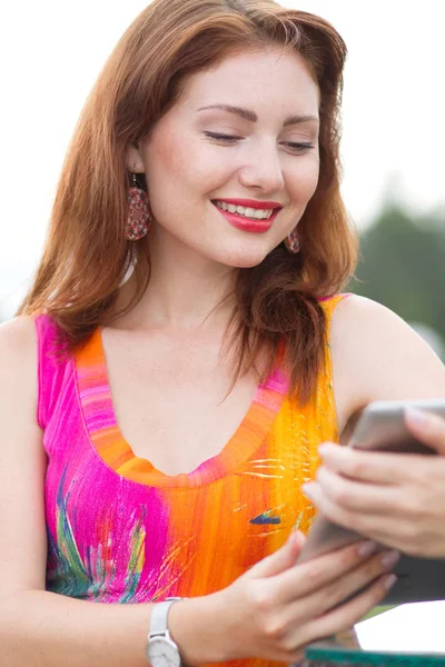 Ελκυστική Νεαρή Κόκκινο Μαλλιά Γυναίκα Που Παίζει Την Μοντέρνα Tablet — Φωτογραφία Αρχείου