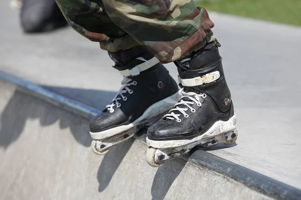 Füße Von Rollschuhen Mit Aggressiven Inlineskates Schleifen Auf Betonrampen Outdoor — Stockfoto