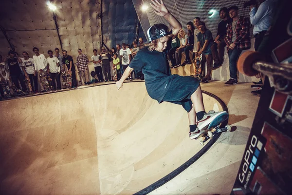 Moscú Septiembre 2015 Fresco Joven Skateboarder Moler Mini Rampa Durante — Foto de Stock