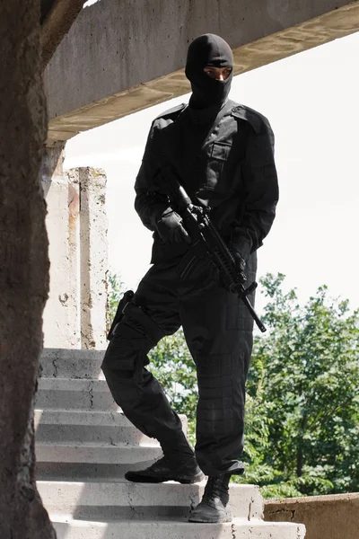 Tüfek Tutarak Siyah Üniformalı Erkeklere — Stok fotoğraf
