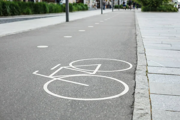 Белый Покрашенный Знак Велосипедной Дорожки Асфальте Парке Открытом Воздухе Отдельный — стоковое фото