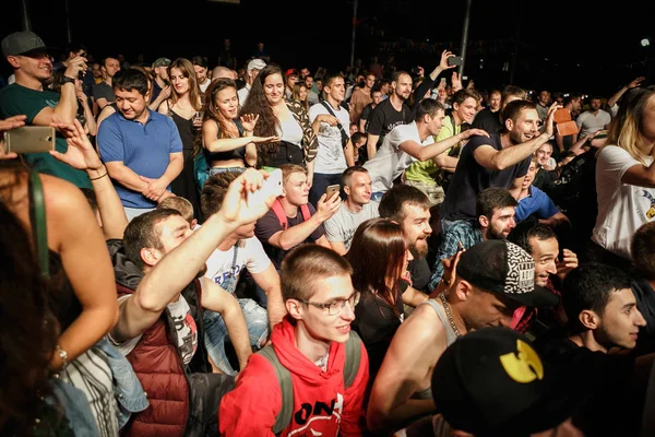 Moskova - 3 Ağustos, 2017:Concert rap grubu Onyx. Hip hop müzik hayranları en sevdiğim müzisyen Sahne Alanı'nda ayarla kadar el koymak. Konser izleyici gece kulübü gösterisinde tadını çıkarın. Parti insanlar rave