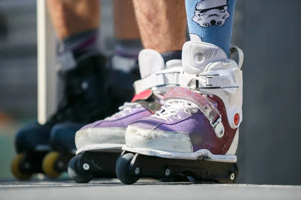 奥德萨 乌克兰 在轮滑脚上的侵略性在线溜冰 Usd 碳滑板用于极端攻击性溜冰 用于极端技巧的专业滚子刀片 — 图库照片