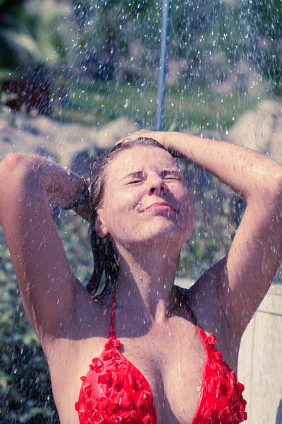 明るい夏の日の屋外シャワーを有するビキニでセクシーな若いブロンドの女の子 — ストック写真