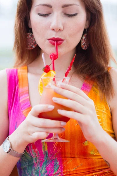 Wanita Muda Yang Cantik Menikmati Koktail Segar Duduk Restoran Luar — Stok Foto