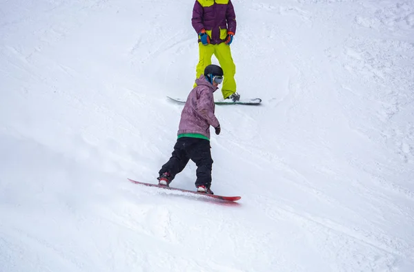 Bukovel Ukraina Marca 2018 Sportowiec Snowboardzista Jeździ Pokładzie Torze Specjalistycznego — Zdjęcie stockowe